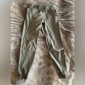 Lululemon on the fly jogger size 4